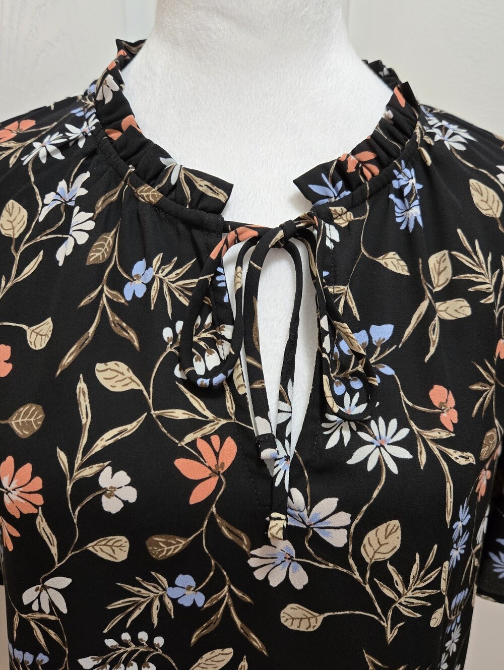 LOFT Black &  Floral Tie-Neck Short Sleeve Blouse Size M - Picture 4 of 14